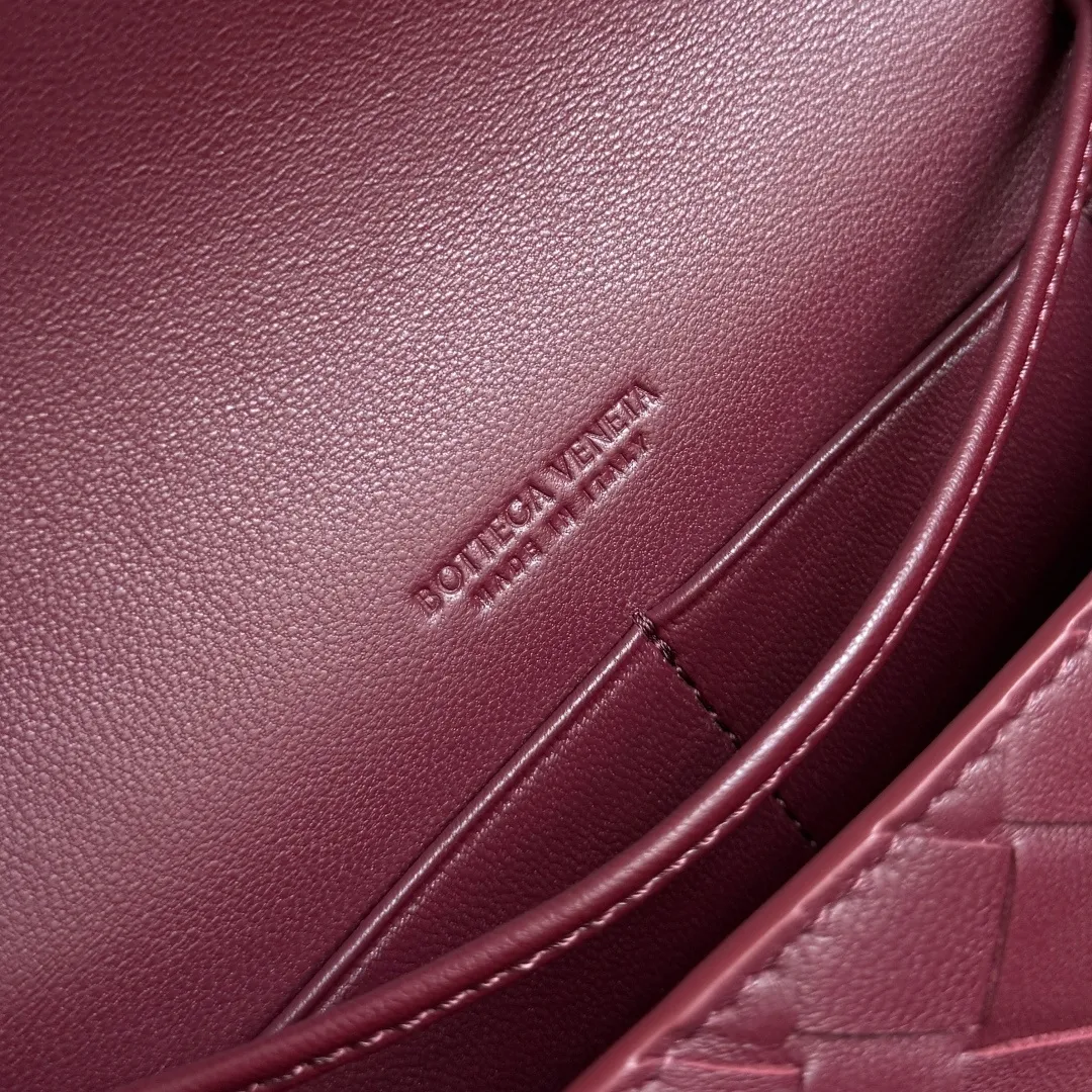 Batch 1560 Bottega Veneta 2025 early autumn series Andiamo handbag, a really good bag, mini crossbody bag, classic woven leather clutch, metallic button and rope closure, simple but not simple, elegant texture, elegant weaving attitude. Style No.: 836940 Color: Barro Red Size: 19*12.6*2cm